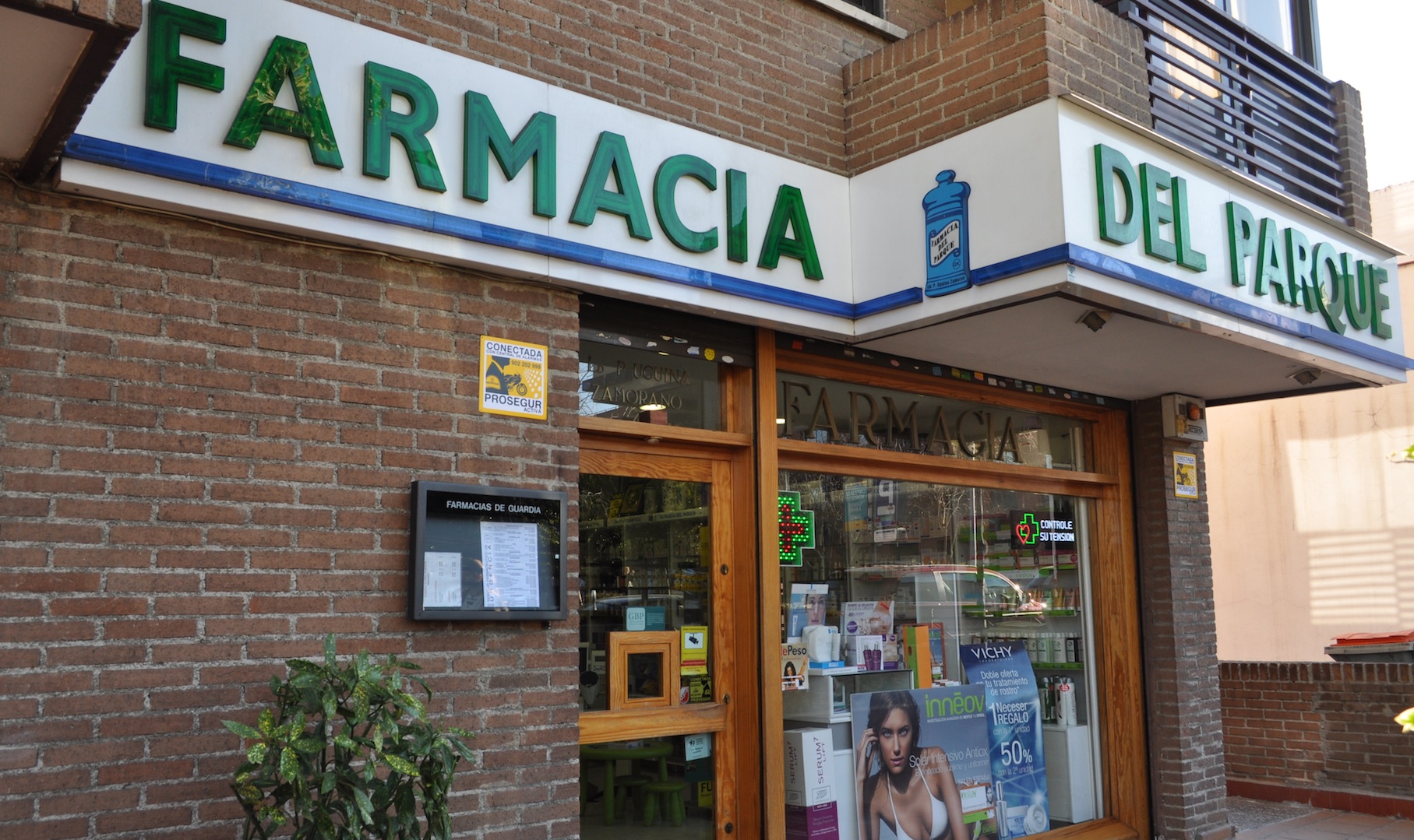 foto de la fachada de farmacia del parque